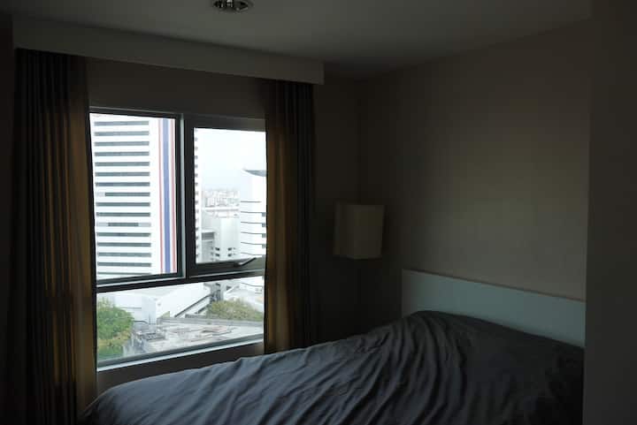 Dormitorio con colchón tamaño queen