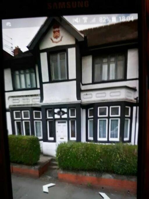 Victorian house surrounded by parks and within walking distance of the city center. Clean and quiet house perfect for local events.