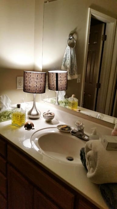 Pullman bath separating the 2 bedrooms.