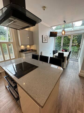 Spacious Victorian House Central Sale Free Parking gallery image 2