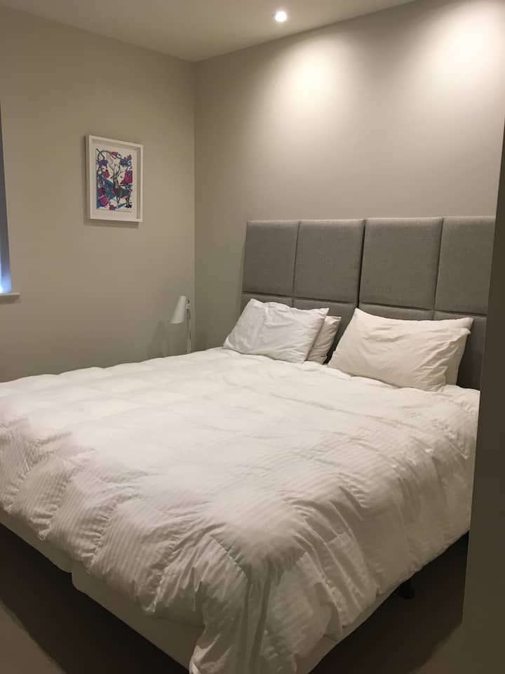 ניתן לפצל את מיטת חדר השינה ל -2 מיטות בגודל KIng ל -2 מיטות קינג סייז
