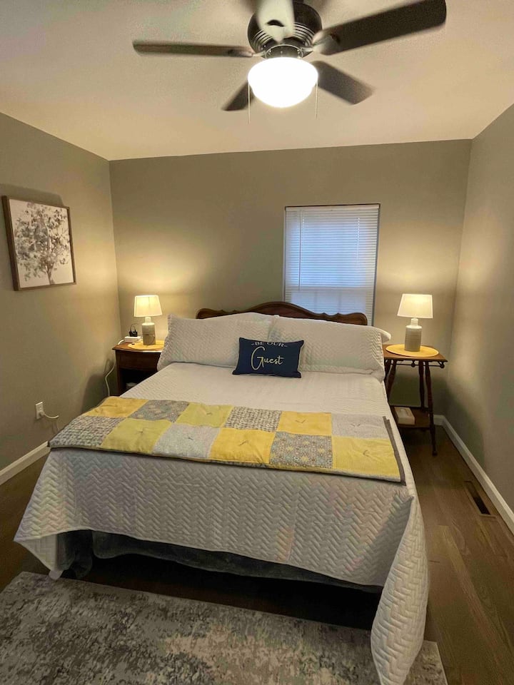 Schlafzimmer im ersten Stock - Queensize-Doppelbett. Komplettes Bad gleich gleich direkt auf der anderen Seite.