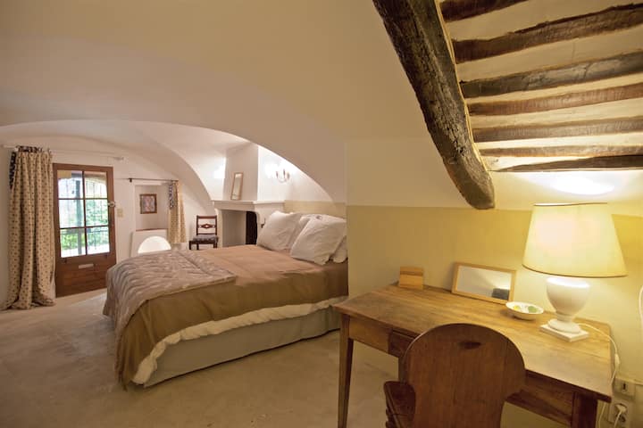 La sala de la chimenea (habitación n.º4), con una cama tamaño queen, al final de la casa, es la más fresca. Depende del baño n.º3 (con la habitación rosa), pero tiene un inodoro + lavabo que se puede utilizar fácilmente.