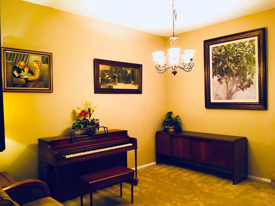 The piano in the living room, you like to play and share it with others。