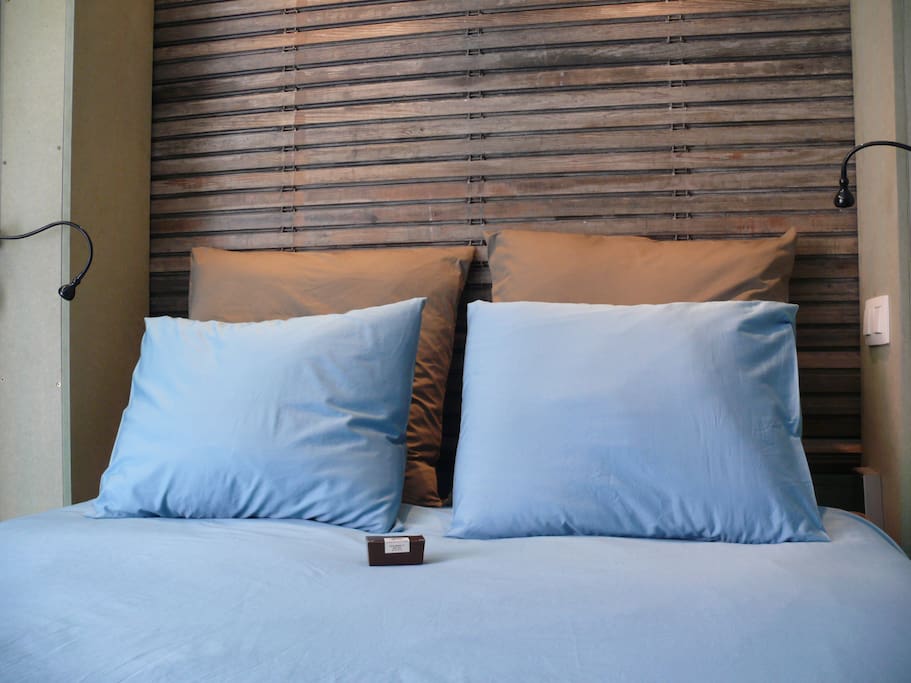 La chambre de l’arche bleue is furnished with a comfy, full-size bed for 2
La chambre de l’arche bleue is bemeubeld met een comfortabel full-sized bed voor 2