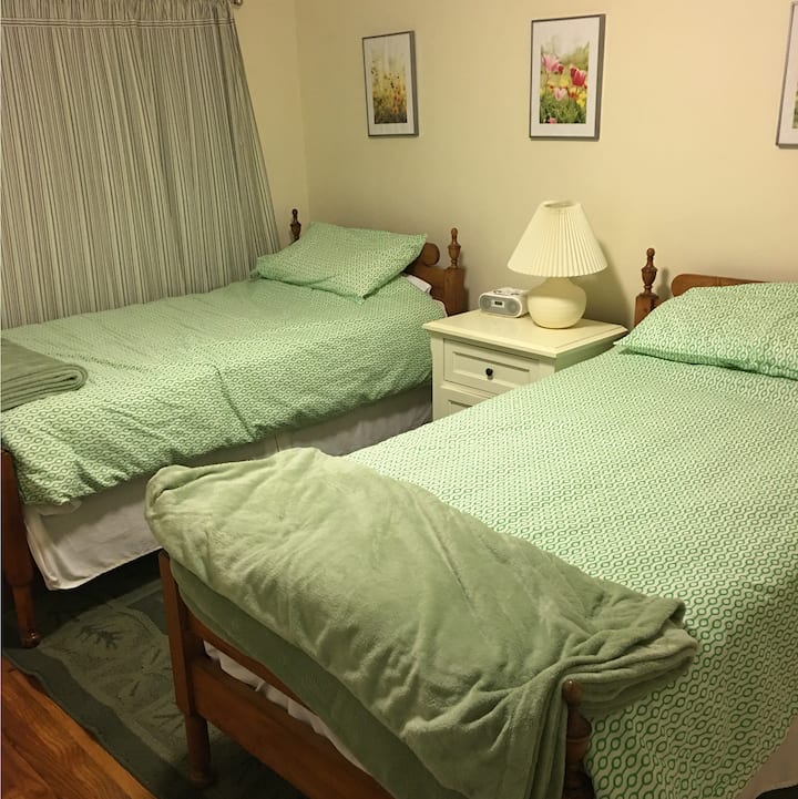 Chumba cha kulala cha Kijani - kina vyumba viwili vya kulala, kimoja kikiwa na rafu na kingine kikiwa na sehemu ya kuning 'in