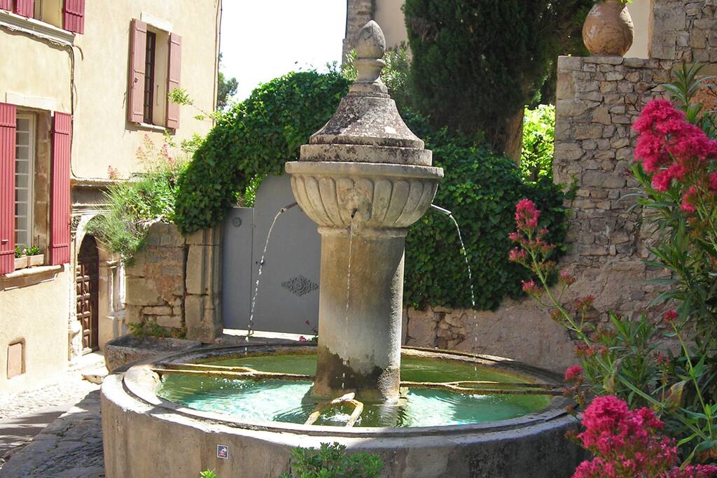 Juste le bruit des fontaines !