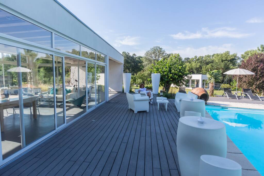 La terrasse de la piscine et son mobilier design