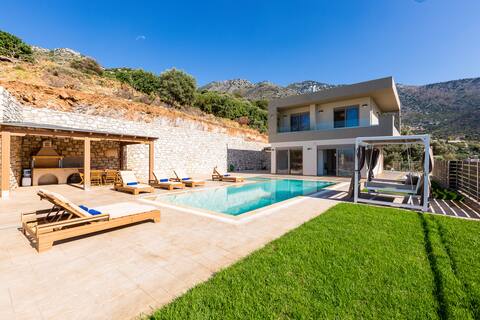 Paris Villa, infinite coastal views