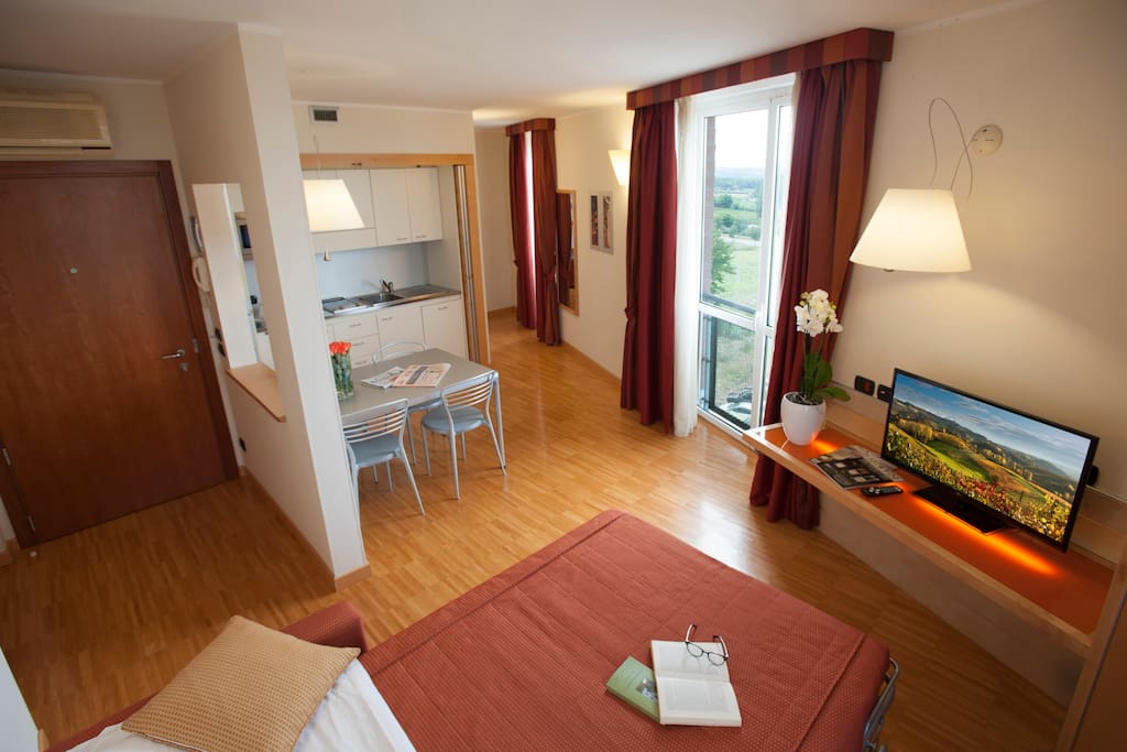 soggiorno e cucina e divano letto / living area and fully equipped kitchen and sofa bed