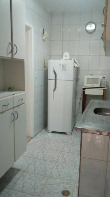 Cozinha completa com utensílios domésticos.