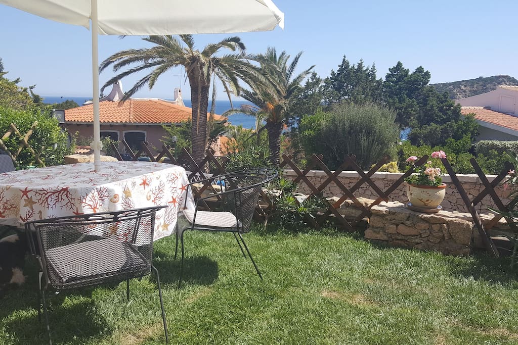 Giardino attrezzato, tavolo con sedie in ferro, divani con cuscini, ombrellone. 200 metri dalla bianca sabbia della baia.
Garden furnished with table and chairs in iron, sofà with big pillows and an umbrella.
Great overview over the Baja Sardinia bay, 200 meters from the white sand beach.
