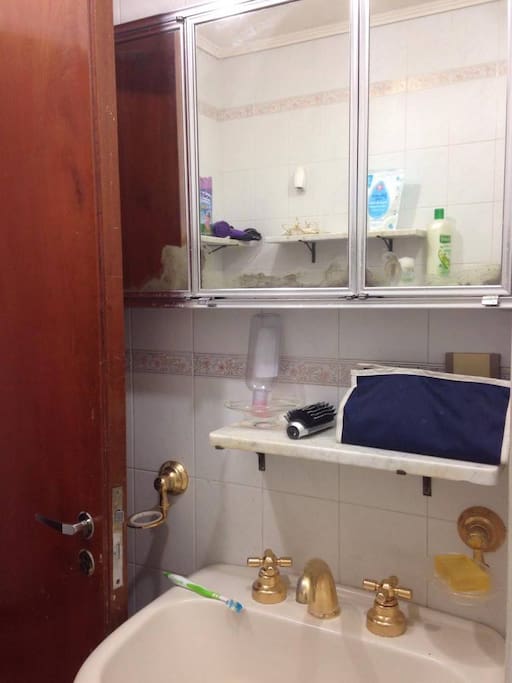El baño cuenta con bidé y agua caliente.