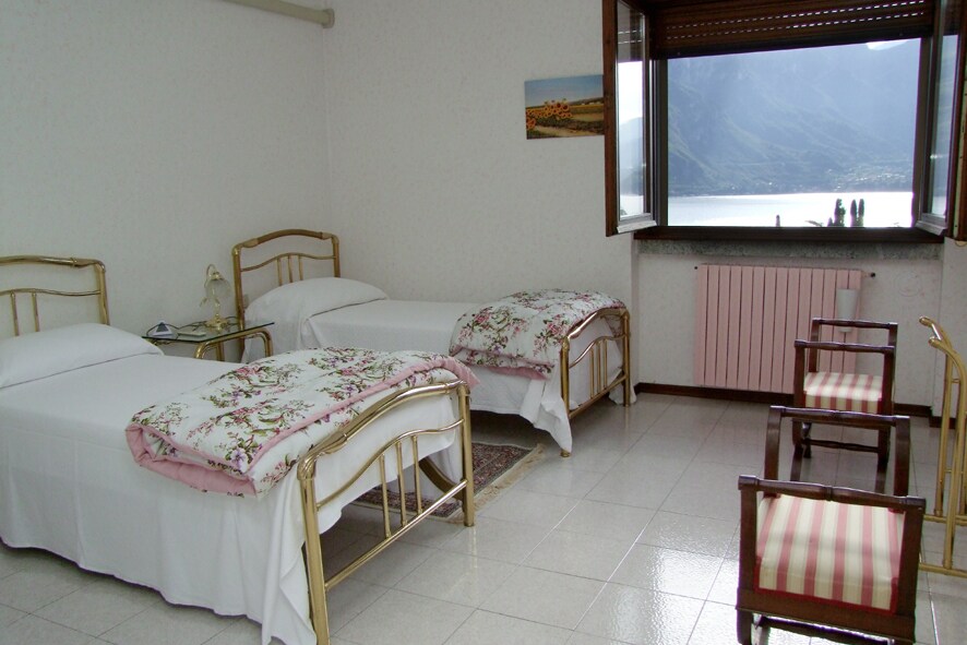 Dvokrevetna soba, drugi kat, bračni krevet (širine 125-149 cm)