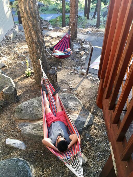 2 very comfortable hammocks for a quiet siesta.