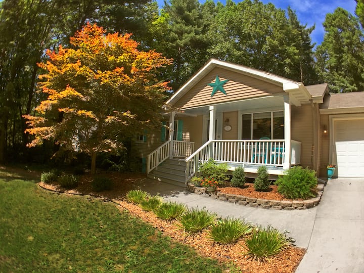 Red Arrow Lodge Sawyer Retreat with Room for All! Houses for Rent in