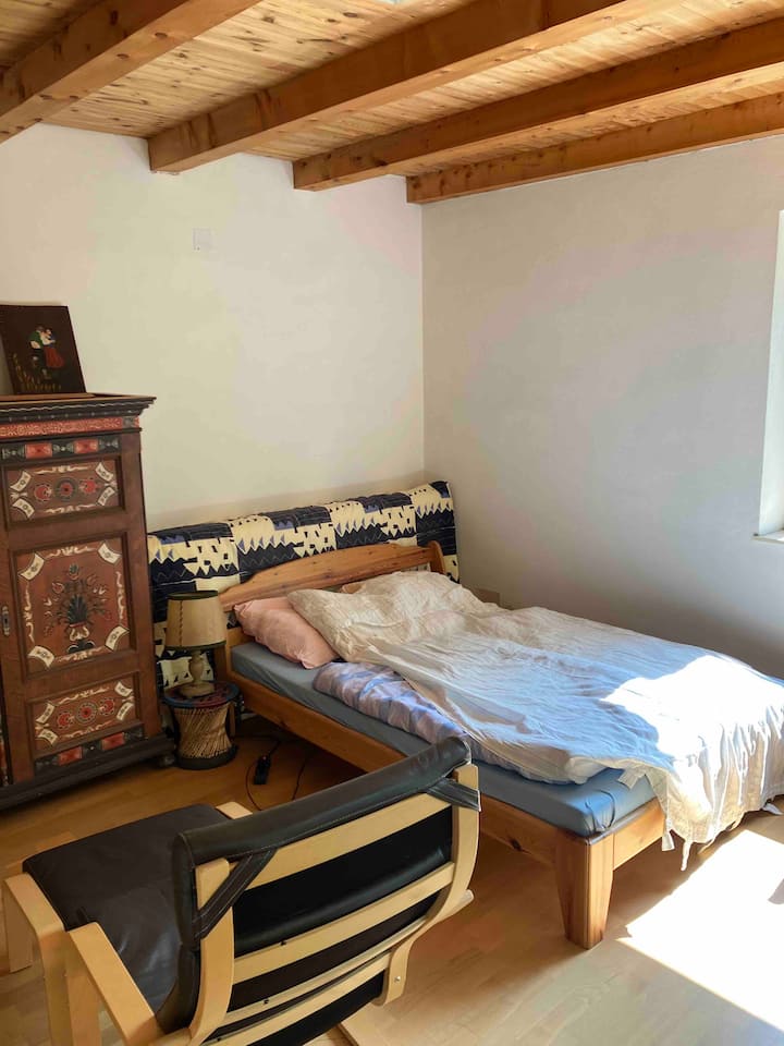 เตียงคู่ 1 หลังขนาด 140x200 ซม. พร้อมฐานไม้ระแนงและฟูกเสริมบนพื้นขนาด 90x180 ซม.