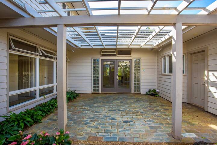 Large spacious home with A/C! Walk to Beach/Pool gallery image 3