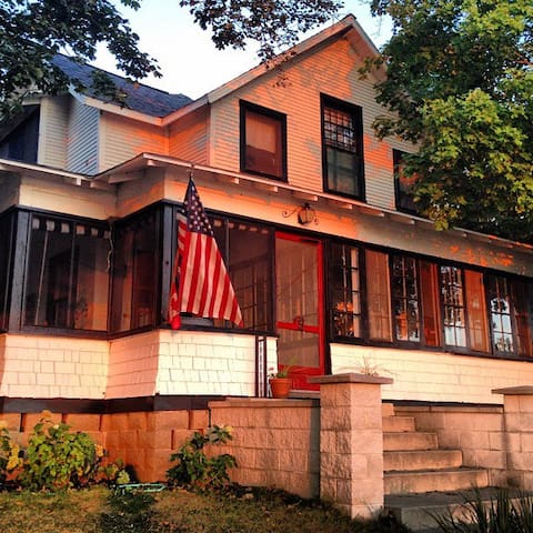 Bonnaire Cottage Cottages For Rent In Grand Haven