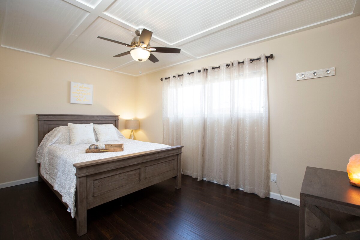 Ruime hoofdslaapkamer met queensize bed en plafondventilator voor jouw comfort in de zomermaanden. 