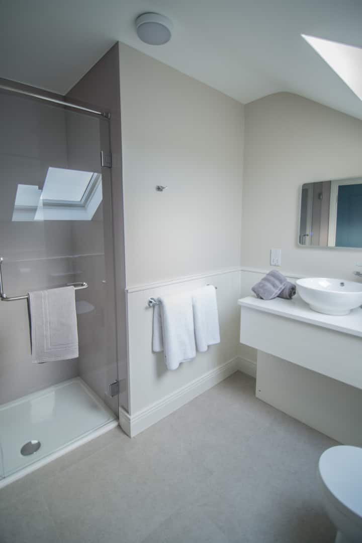 Salles de bains spacieuses avec douches hydromassantes, articles de toilette et grands draps de bain moelleux 