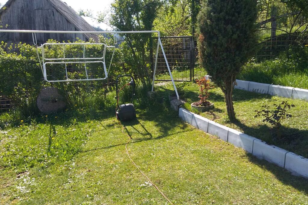 Ljuljacka u prostoru ispred ubjekta