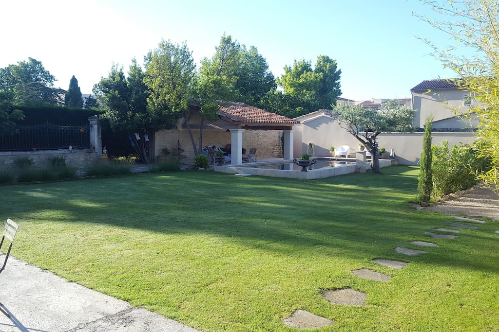 Parc avec abri et piscine à partager