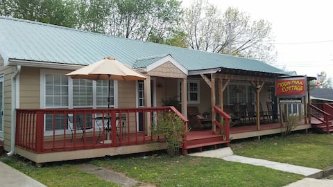 Popular Airbnb listing: The Pickin' Park Cottage - Mountain View, AR in Mountain View