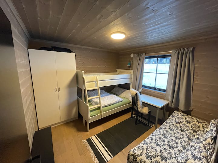 Soverom 3:  10 m2
سرير عائلي 90 × 200 سم + 120 × 200 سم + مرتبة بإطار 75 × 200 سم + مساحة لسرير سفر الأطفال المتاح. مكتب لأي شخص يرغب في العمل من مكتب الكوخ.