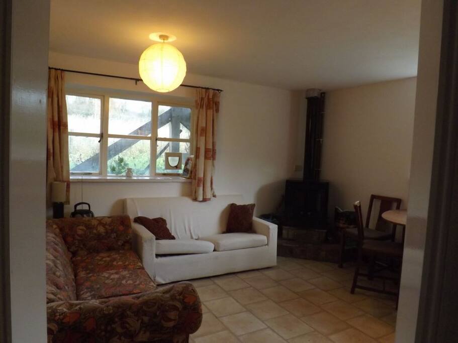 sitting area, shared