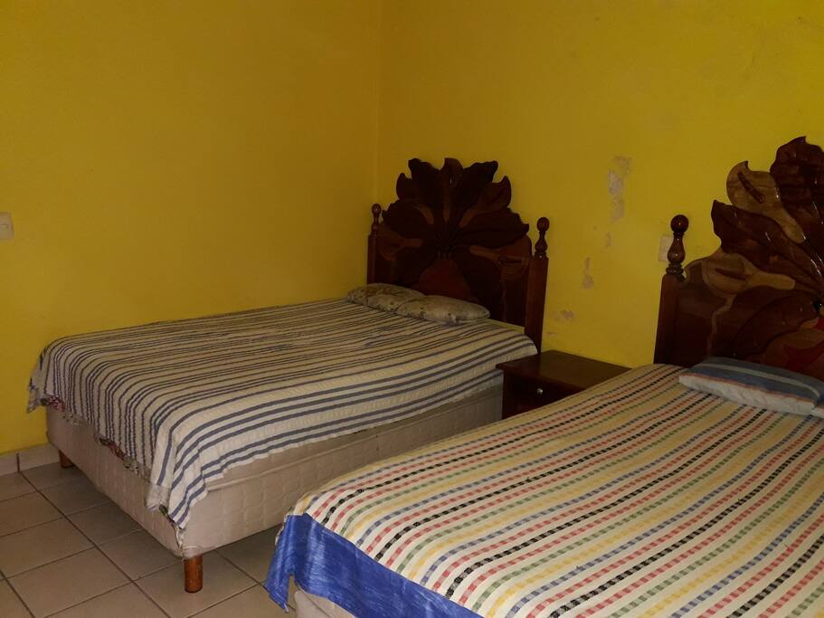 Cuartos con dos camas matrimoniales cada una.