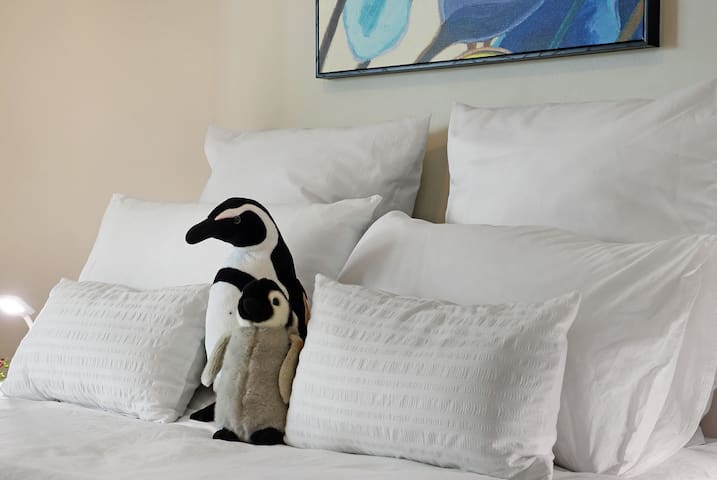 Perfect townhouse a stones throw from BoulderBeach gallery image 5