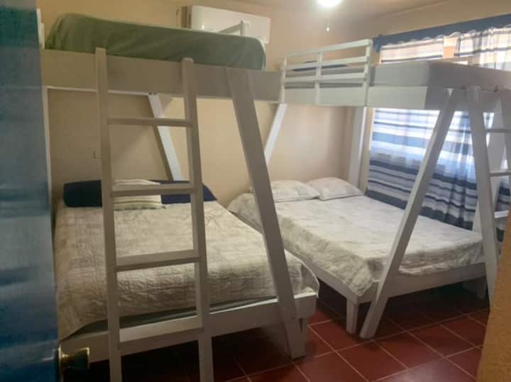 2021年5月更新的床位楼下4号卧室有两个双层床，底部有标准双人床，上面是双人床。 由墨西哥当地人制作的坚固木床铺  