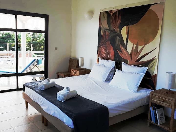 Chumba kikuu cha kulala chenye mwonekano wa bahari 