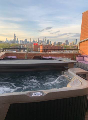 Private Penthouse, Stunning Rooftop Views! gallery image 3