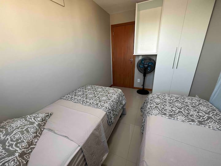 Mäkká dvojlôžková izba s mäkkými samostatnými posteľami s vreckovými pružinami, zatemňovacími závesmi, krásnym výhľadom na horizont a mesto. Má prenosný a výkonný ventilátor s nastavením rýchlosti klimatizácie! 