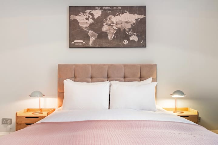 Bright, Sophisticated Gem in the Heart of Edinburgh gallery image 2