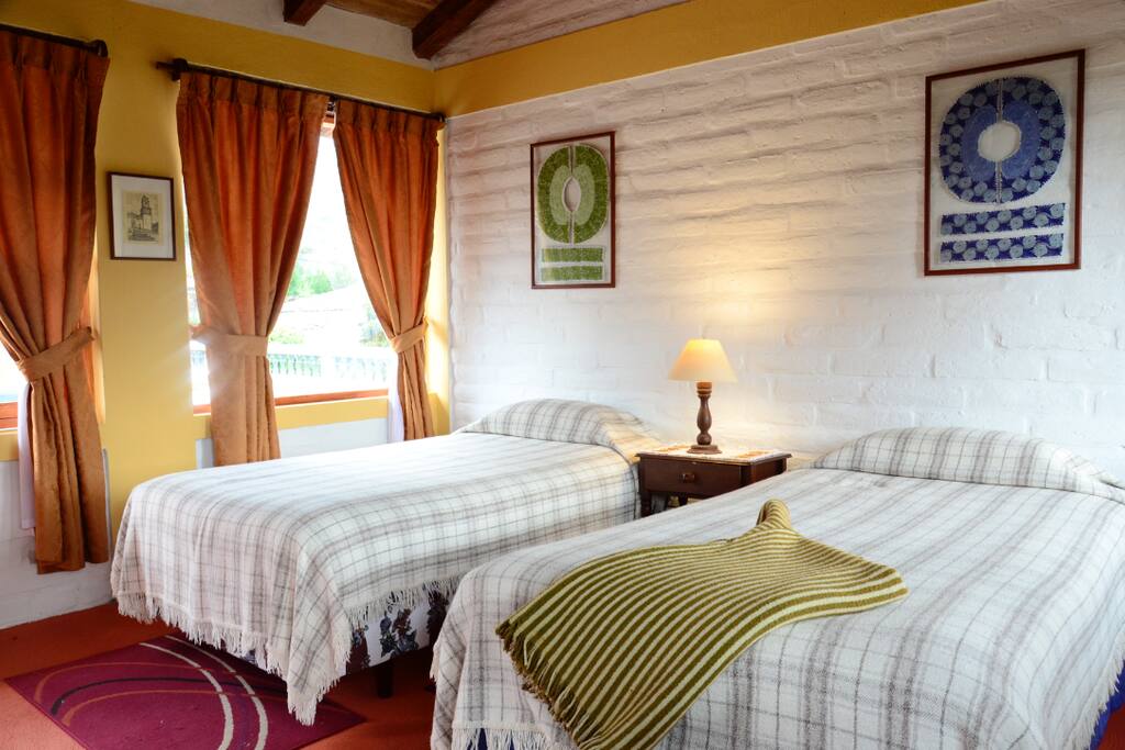 Doble twin con baño privado/ Twin bedroom with private bathroom/Doppelzimmer mit privatem Bad