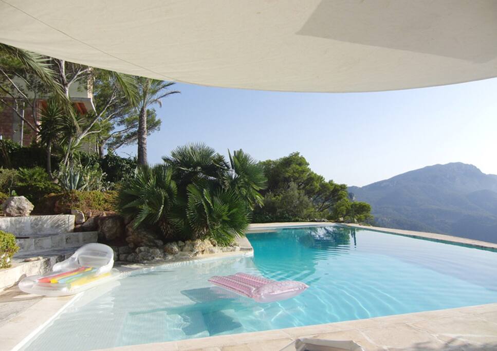 Infinity-Pool 13,75 x 5 m + Mosaik-Beach
