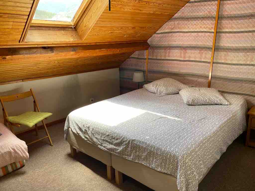 غرفة نوم كبيرة بسرير 160