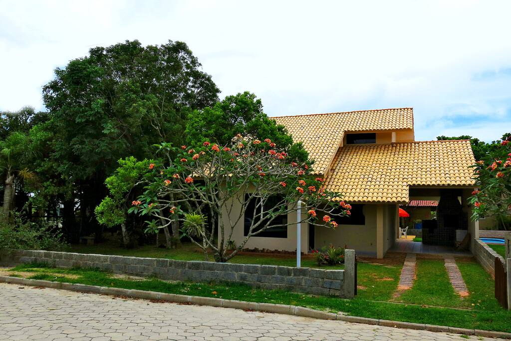 Frente da casa, entrada.