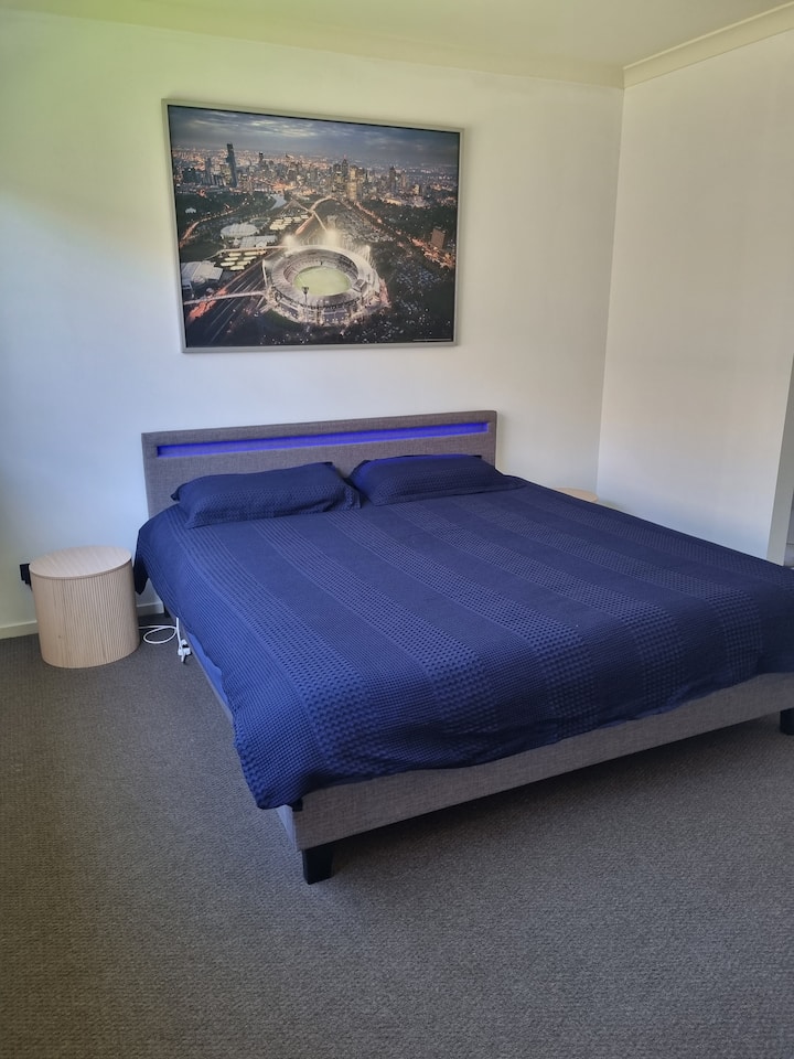 Letto king-size con materasso Koala in camera da letto matrimoniale con bagno interno