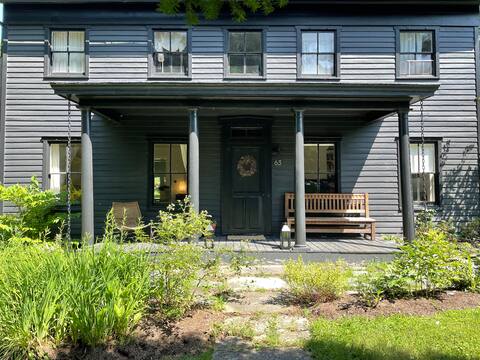 Livingston Farmhouse Escape with hot tub and sauna