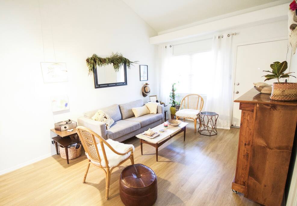From the front door walk into an airy & bright living space with a record player and bar.