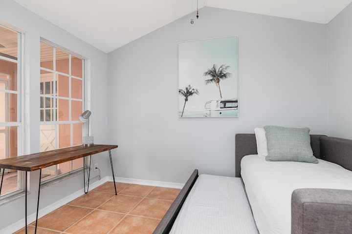 esta cama tiene capacidad para dos personas cuando sacas la cama nido inferior.