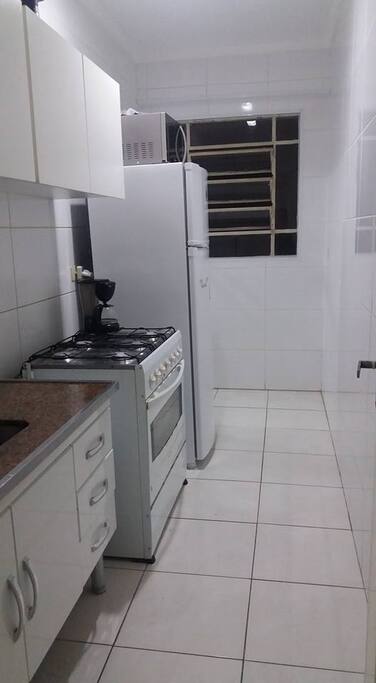 Na cozinha, estará disponível: fogão, geladeira, e microondas, grill, liquidificador e louças.