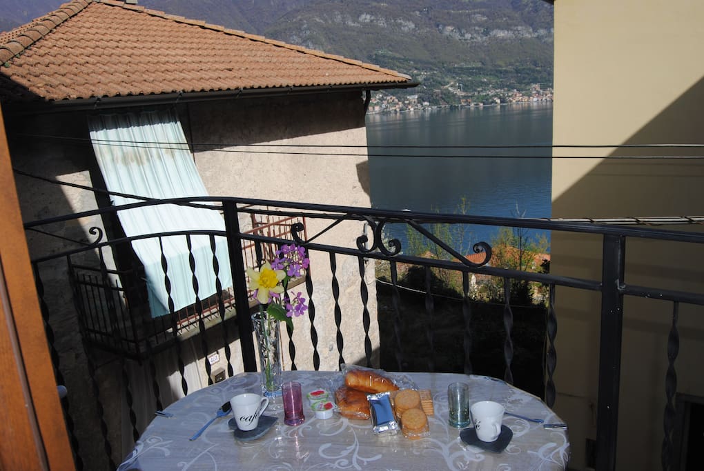 Colazione sul balcone - Breakfast on the balcony
