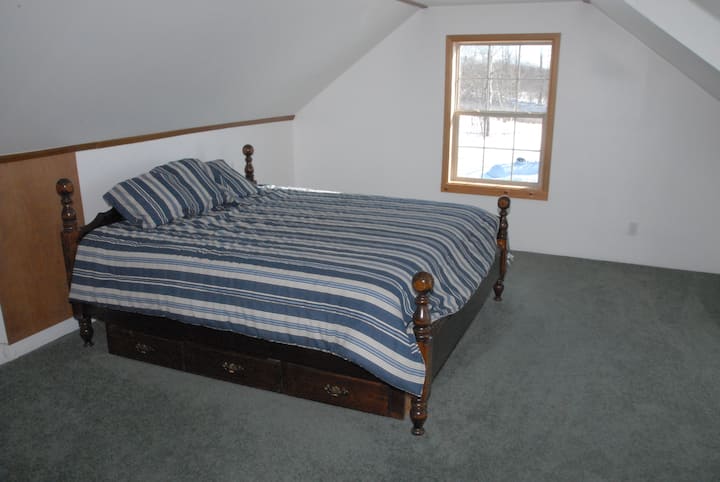 מיטת קינג סייז בקומה השנייה