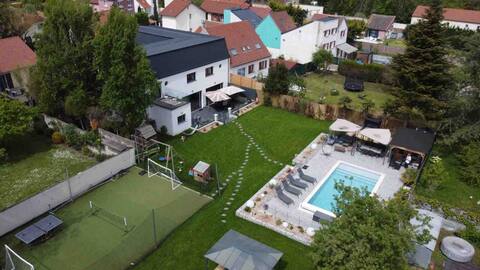 Luxury villa - heated pool 15 min from the Olympics