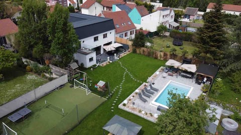 Luxury villa - heated pool 15 min from the Olympics